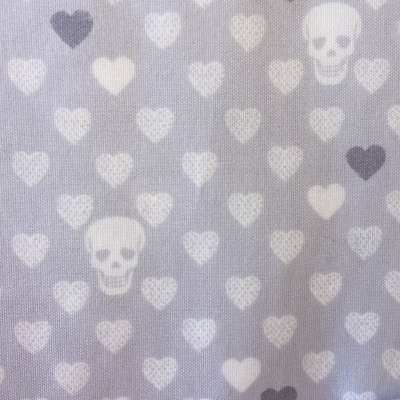 Betsey Johnson Gray Skulls & Heart KING Sheet Set - Picture 2 of 8