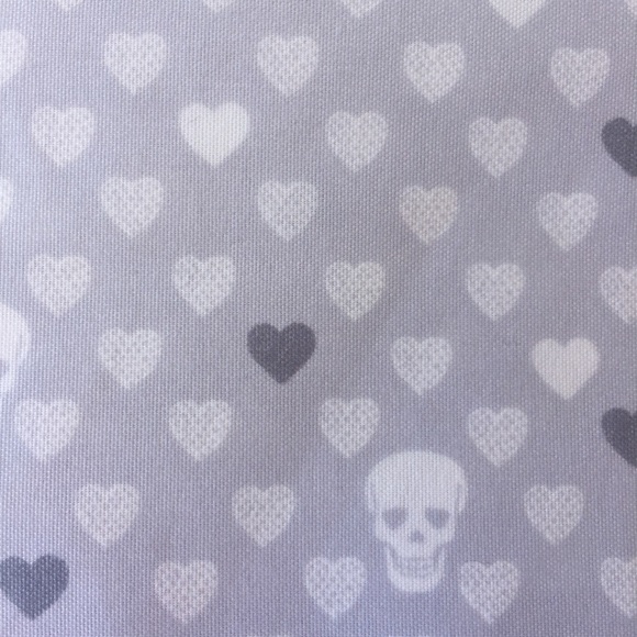 Betsey Johnson Gray Skulls & Heart KING Sheet Set - Picture 4 of 8