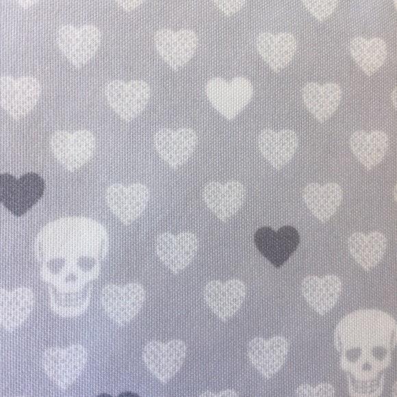 Betsey Johnson Gray Skulls & Heart KING Sheet Set - Picture 5 of 8