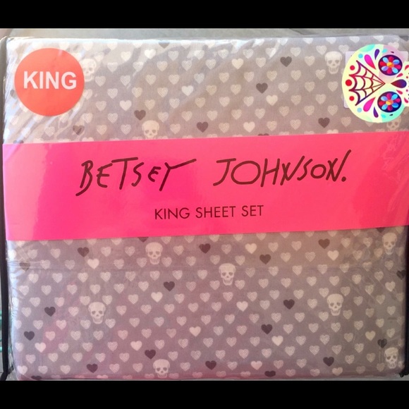 Betsey Johnson Gray Skulls & Heart KING Sheet Set - Picture 6 of 8