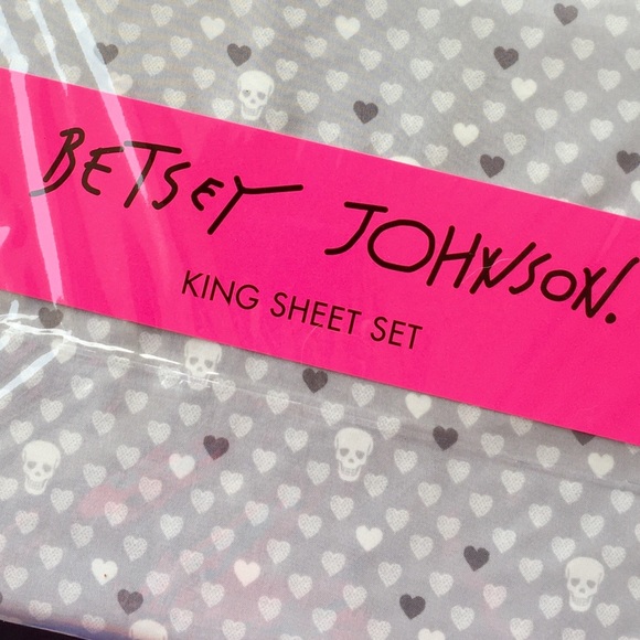 Betsey Johnson Gray Skulls & Heart KING Sheet Set - Picture 7 of 8