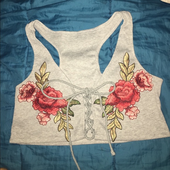 *1 LEFT* Rose laced up crop top - Picture 3 of 5