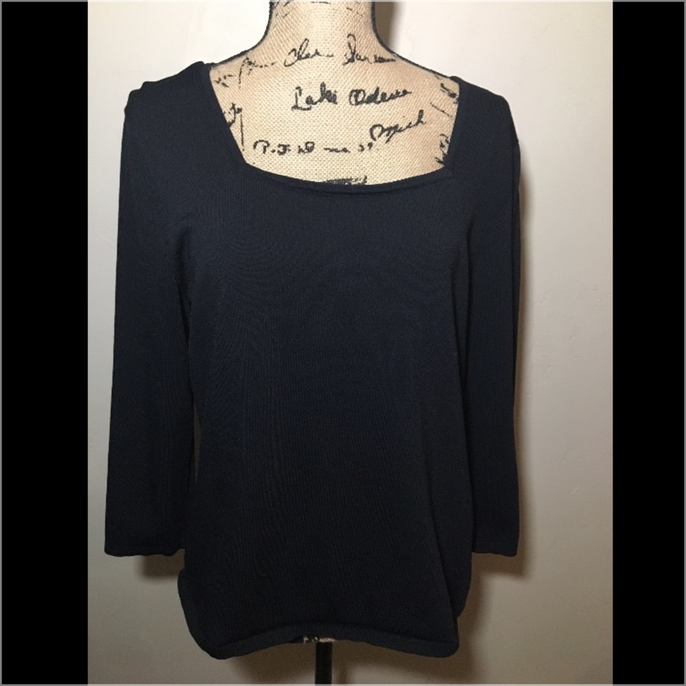 Box neck 3/4 sleeve top.