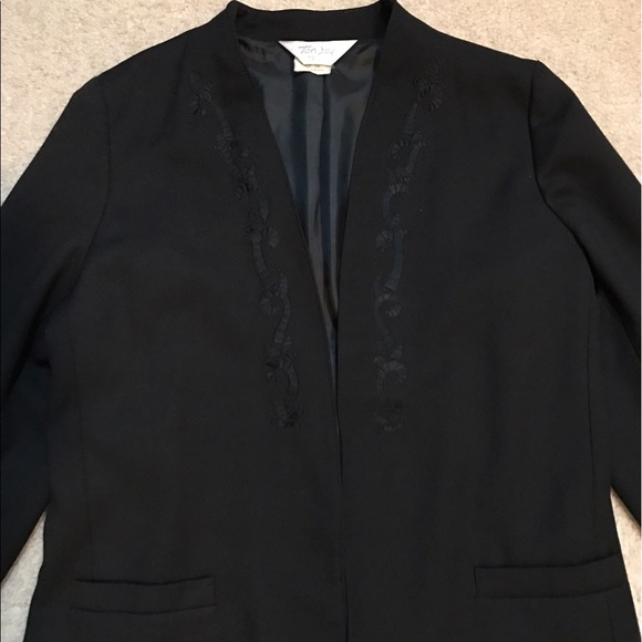 Woman's Tan Jay blazer. - Picture 2 of 5