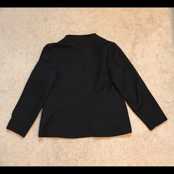 Woman's Tan Jay blazer. - Picture 3 of 5
