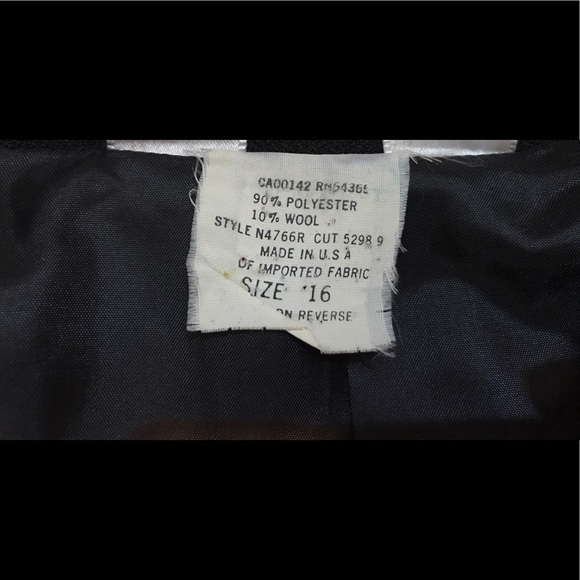 Woman's Tan Jay blazer. - Picture 5 of 5