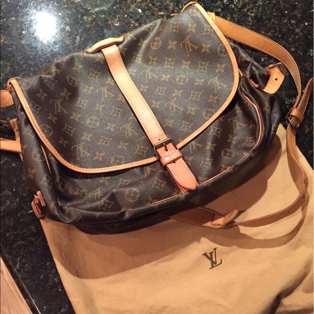Louis Vuitton Saumur 40