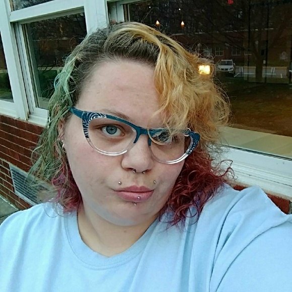 Meet your Posher, Melissa - Picture 3 of 3