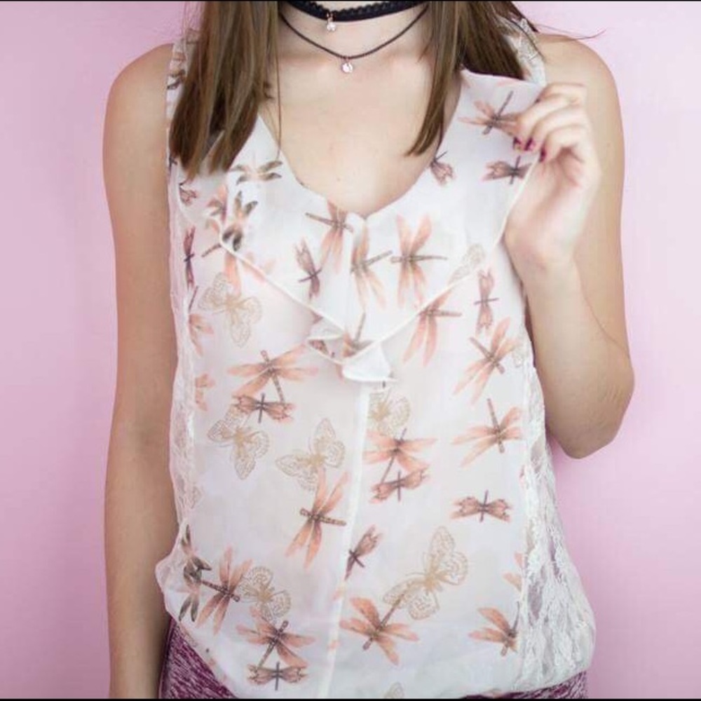 Cream ruffled tank top w/ lace detailing