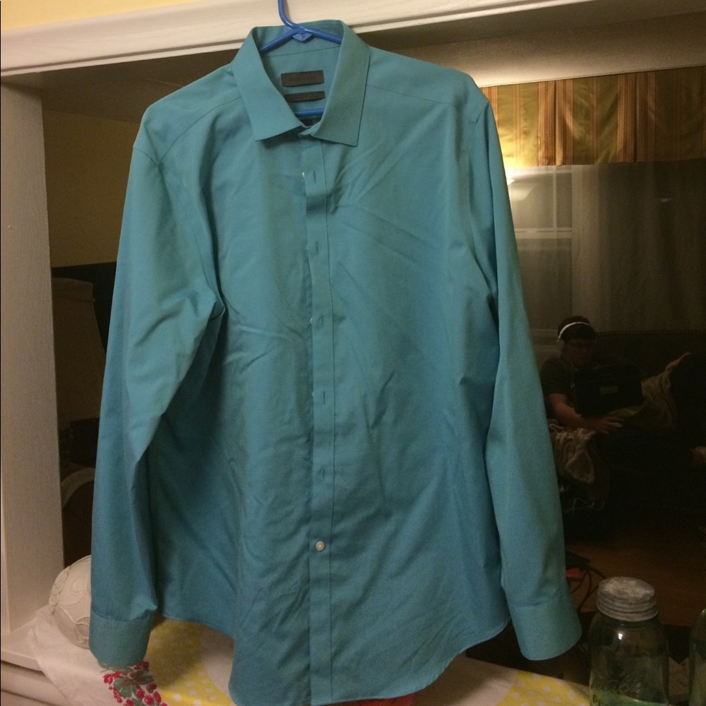 Men's long sleeved dress shirt