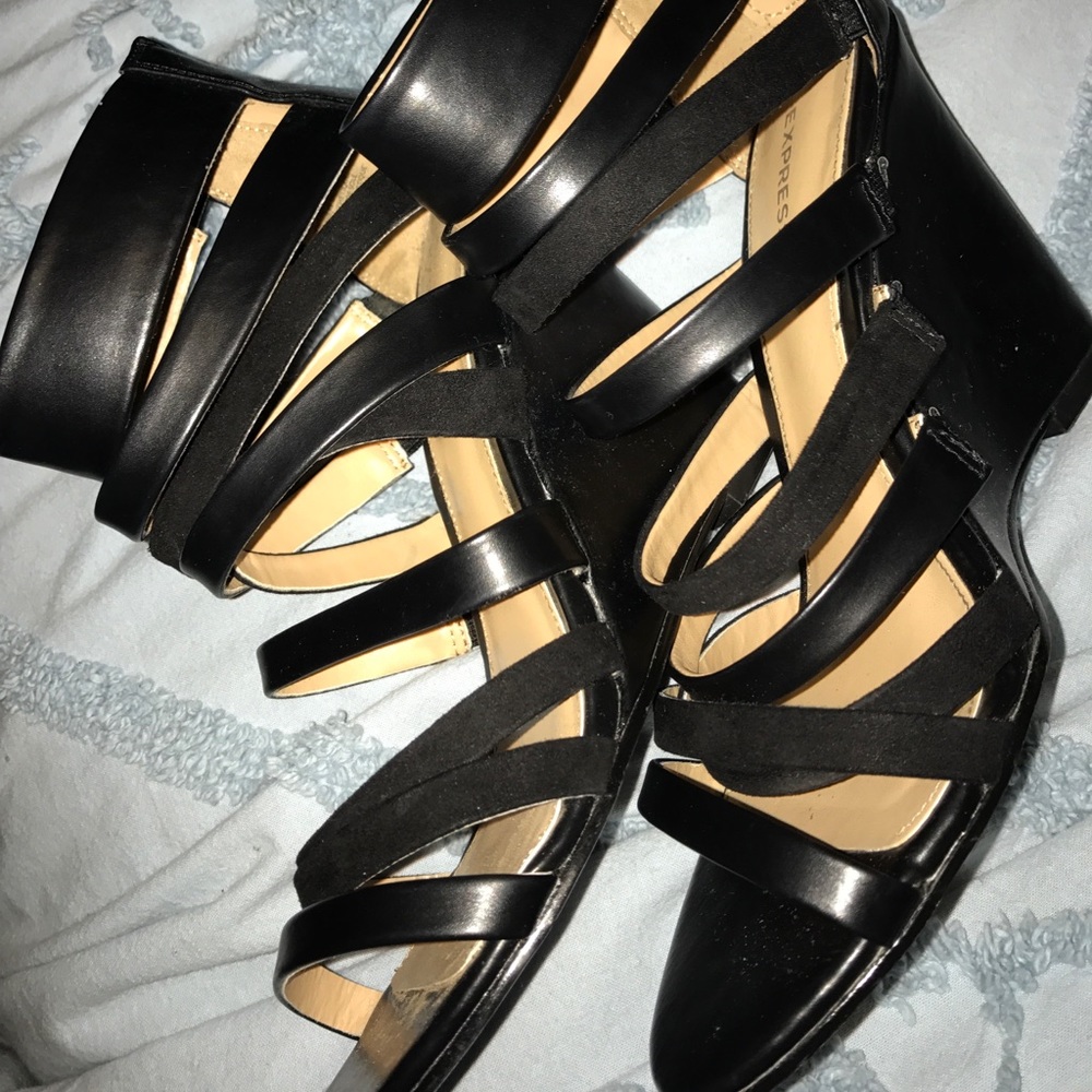 Black wedges