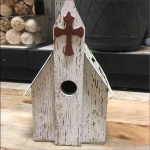 Cute vintage looking birdhouse