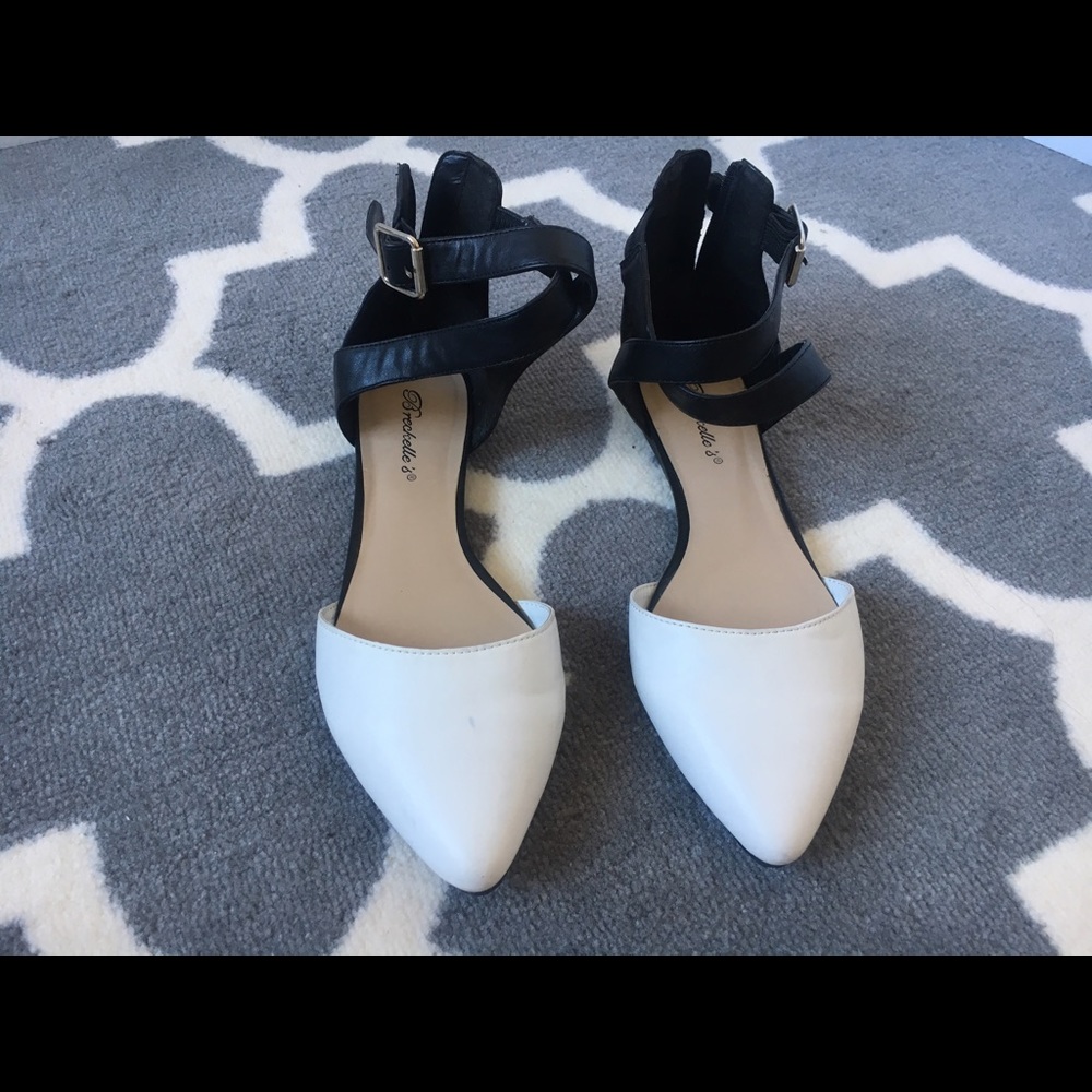 Breckelle's Women's black and white flats