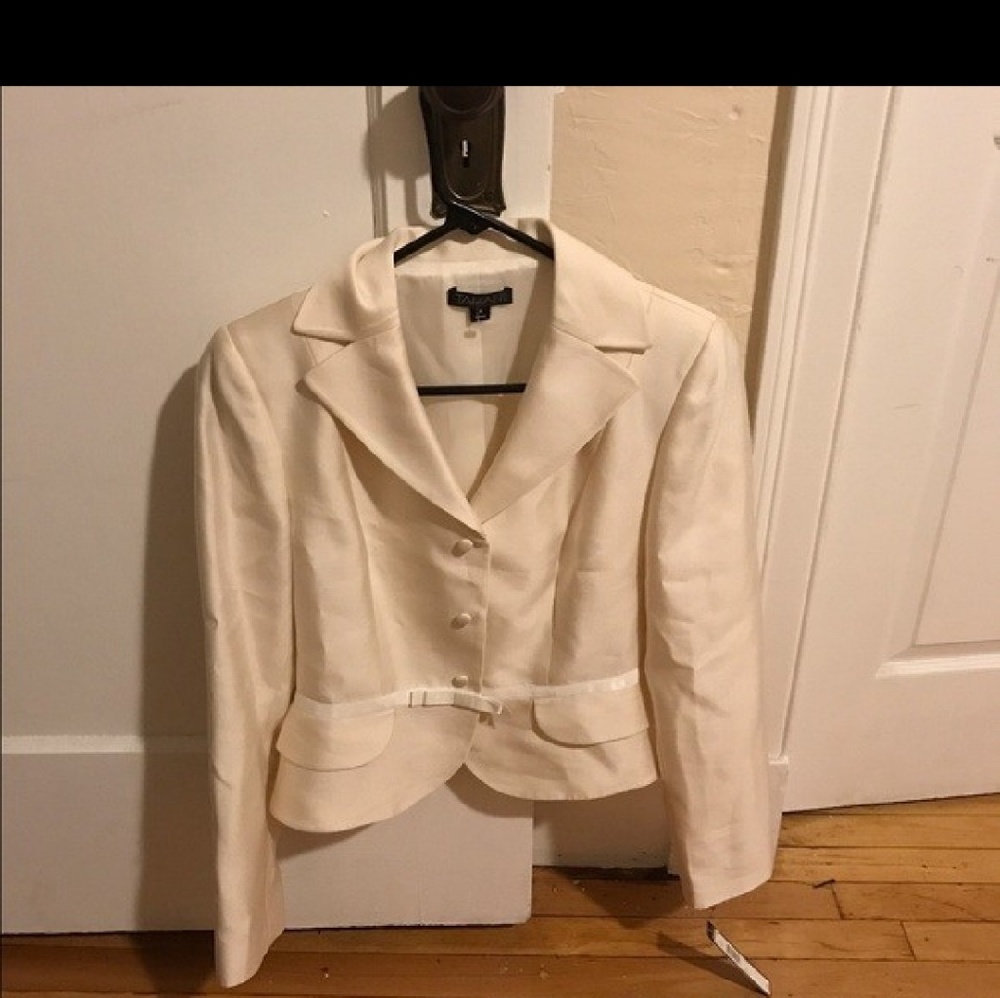 Tahari Blazer creme