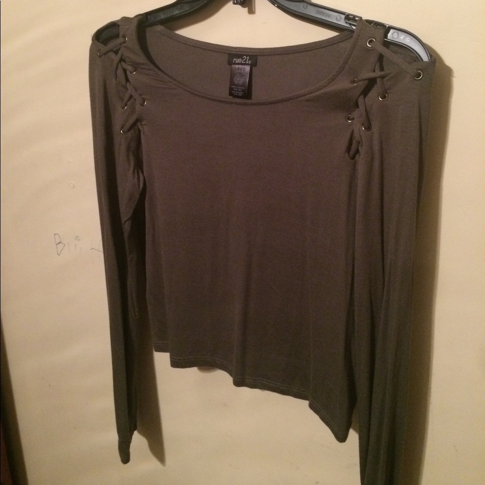 Militay green shirt with openings on the shoulder