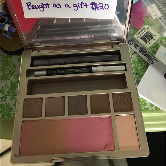 Urban Decay Naked On the Run Palette - Picture 2 of 2