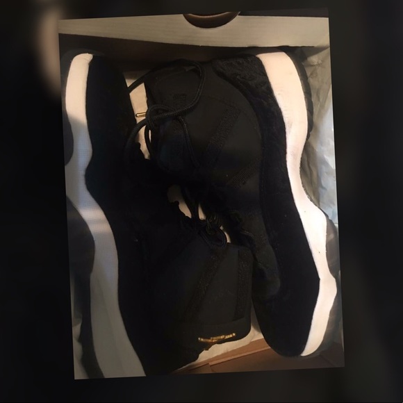 Jordan 11 custom black velvet - Picture 2 of 2