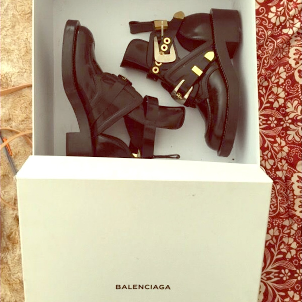 BRAND NEW BALENCIAGA SIZE 8.5