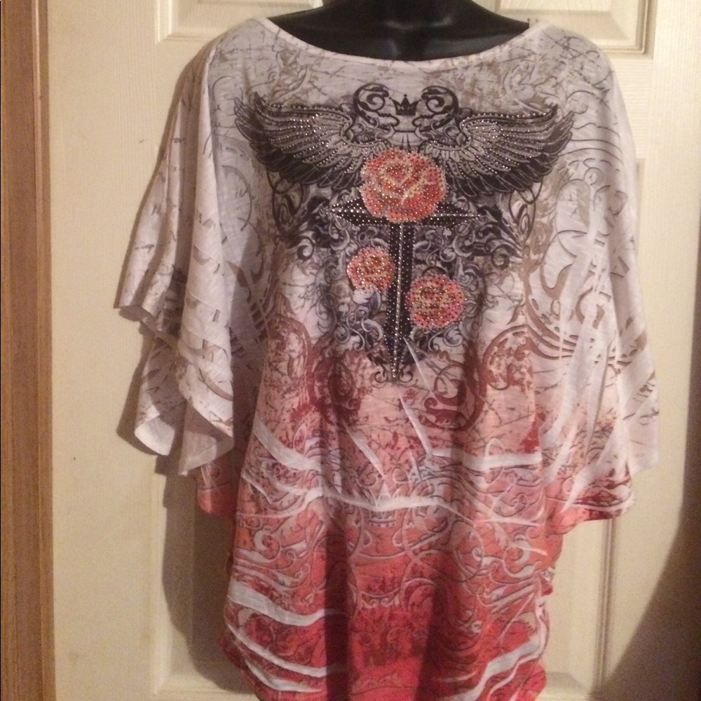 Beautiful shirt w/ winged sleeves w/ rhinestone