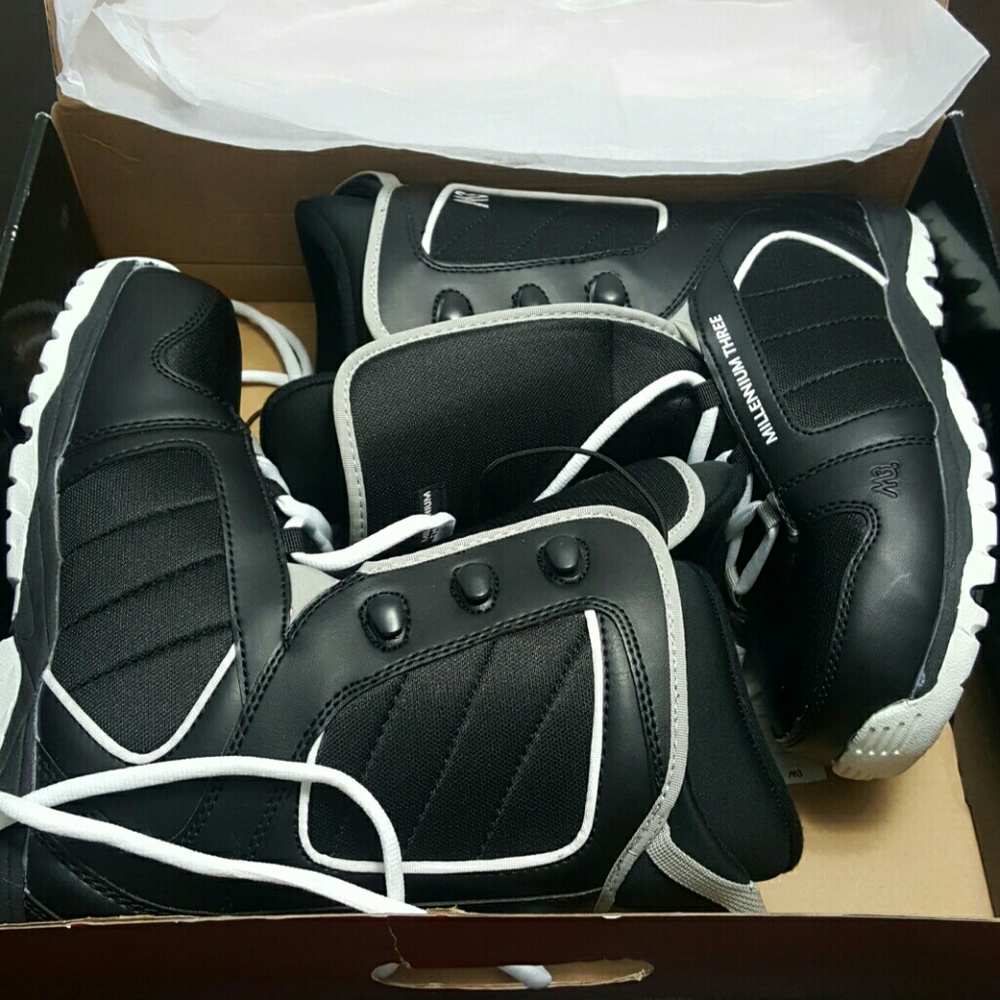 NEW M3 Militia  Men's 9 Snowboard boots