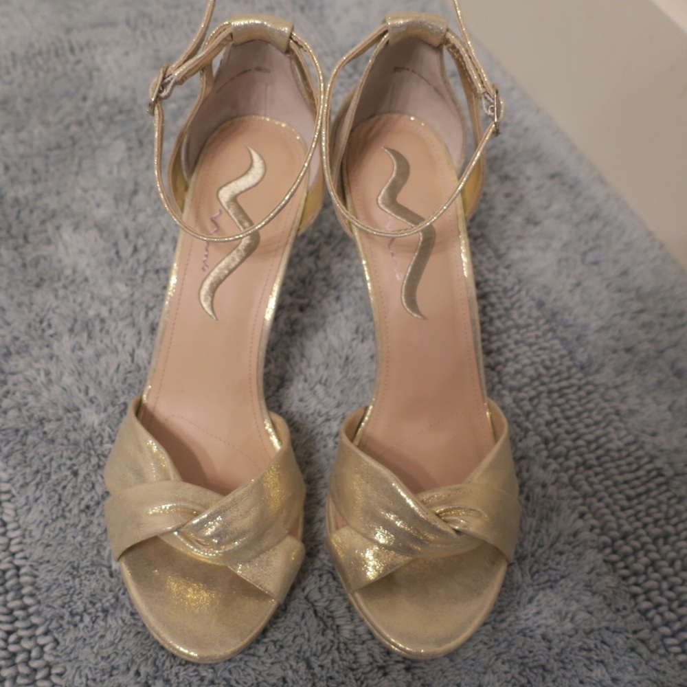 NEW- Nina Gold Heels