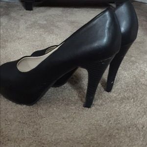 9 & Co peep toe pumps