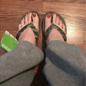 Women's size 9 Crocs flip flops, fit like an 8.5.