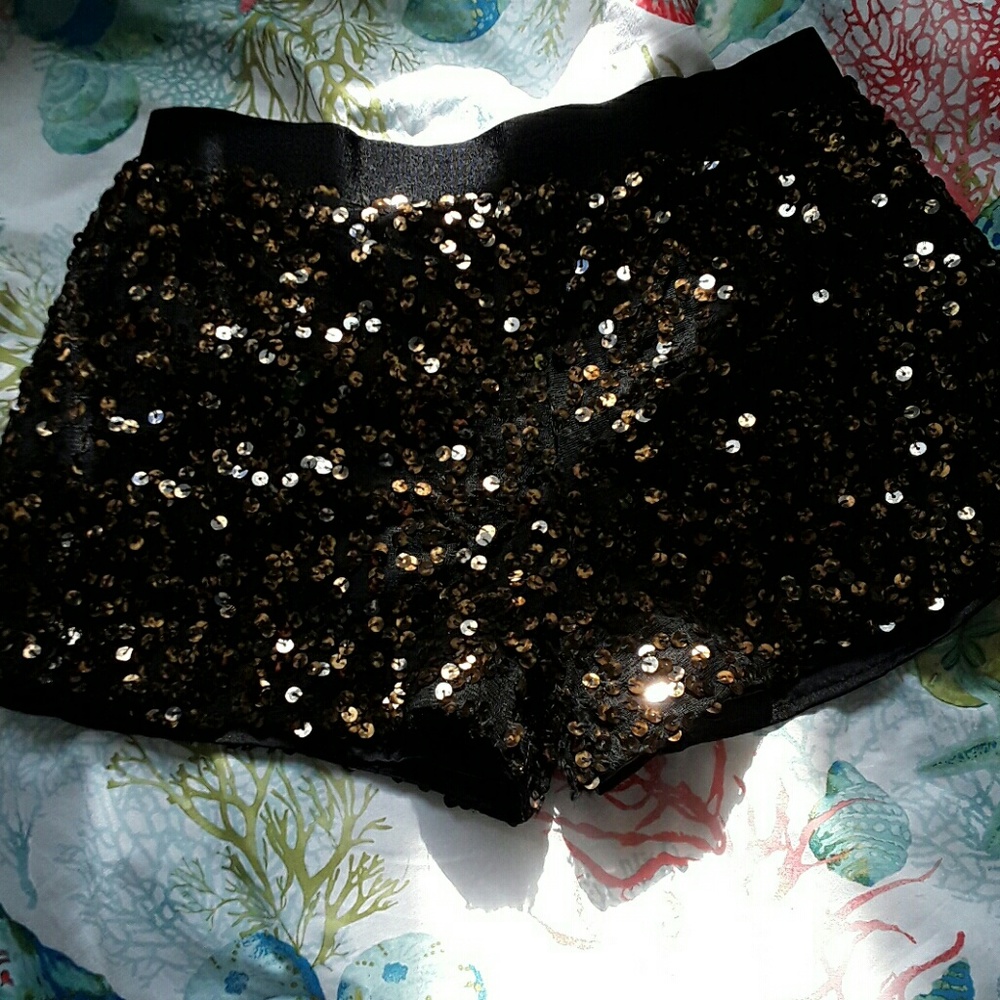 Elastic band gold sequin shorts! Khols!