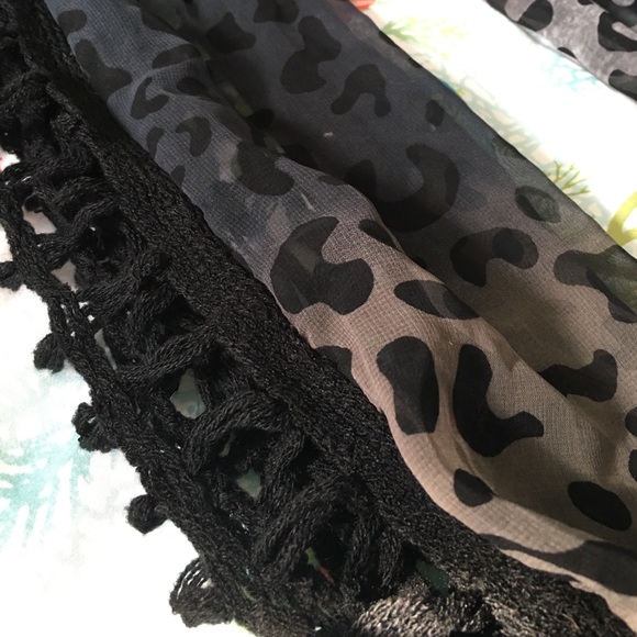 Jcpenny black/gray cheetah infinity scarf! NEW - Picture 3 of 3