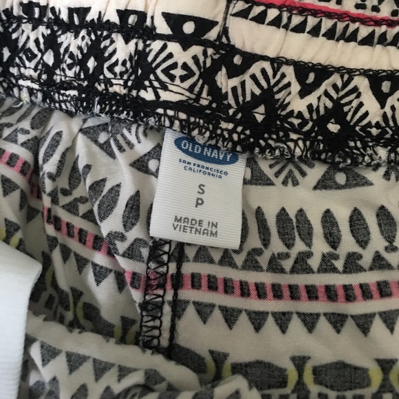 Old navy flowy shorts... super comfy and stylish! - Picture 3 of 4