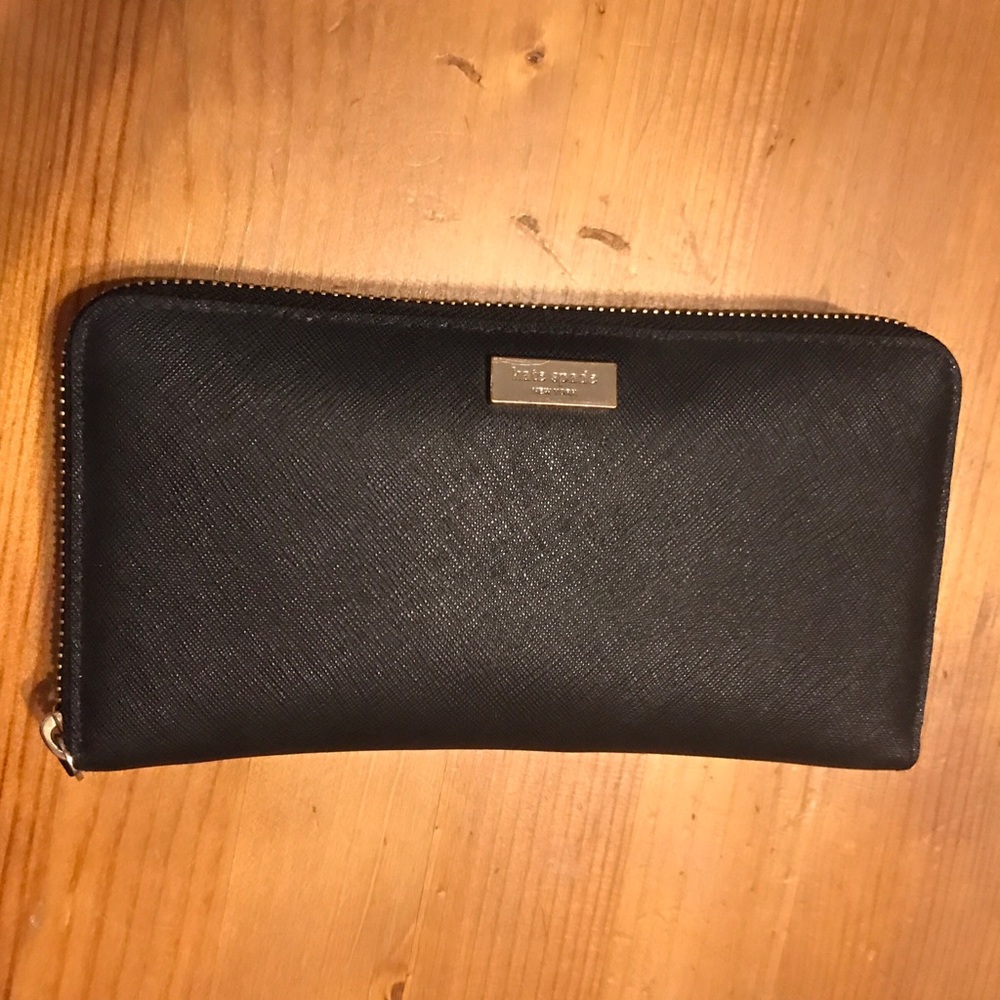 ⛔️SOLD⛔️Kate Spade Newbury Lane Neda Wallet