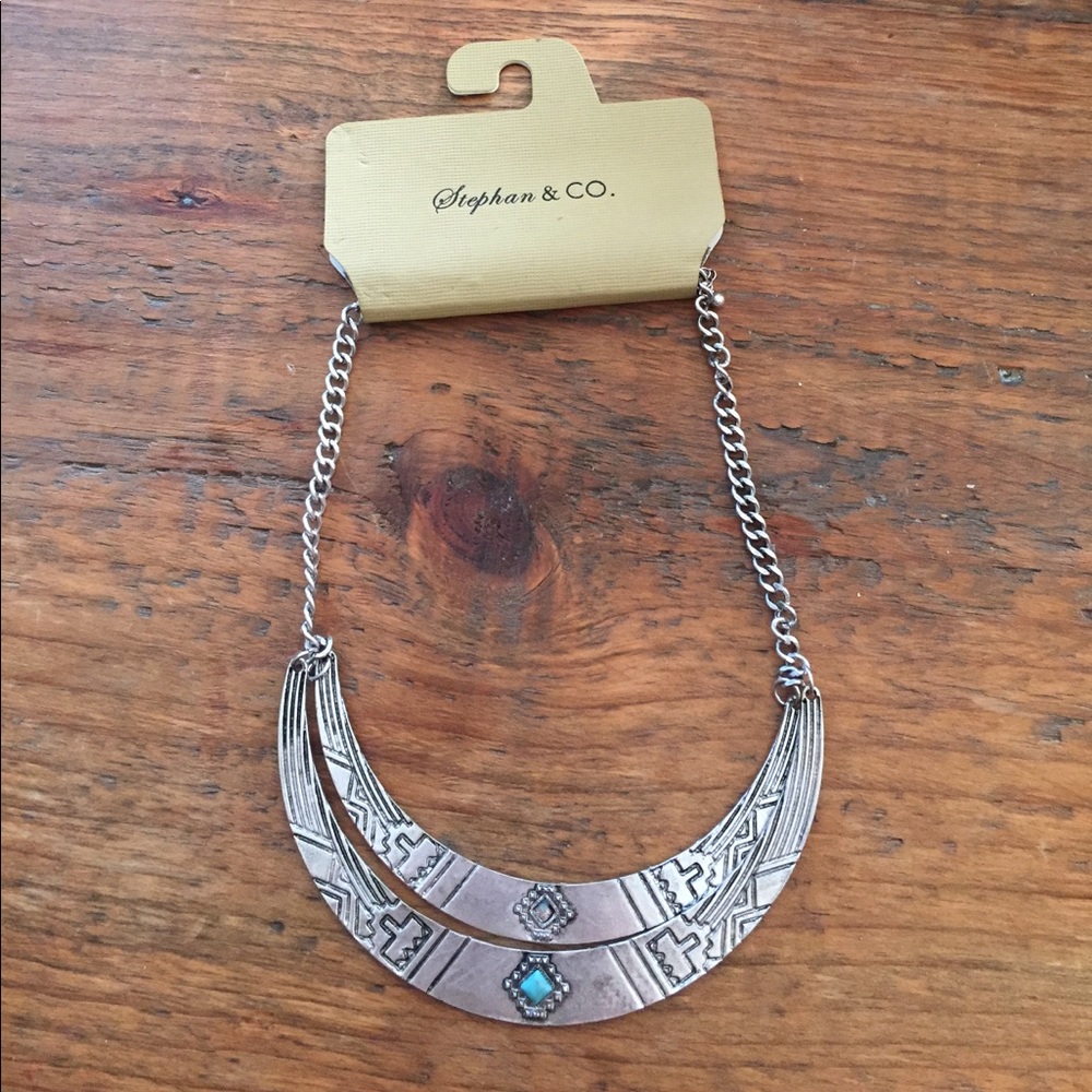 Silver chunky necklace.