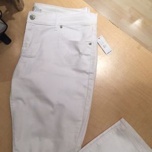 Old navy white distressed jeans! Diva curvy!