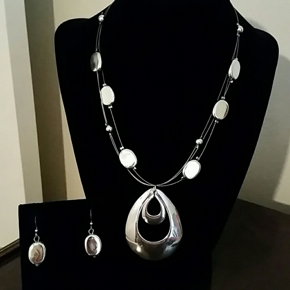 Beautiful Silver Necklace with Matching Earrings
