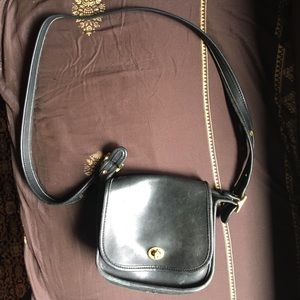 Vintage Classic Coach Black Crossbody Saddlebag! Vintage Classic Coach Black Crossbody Saddlebag!