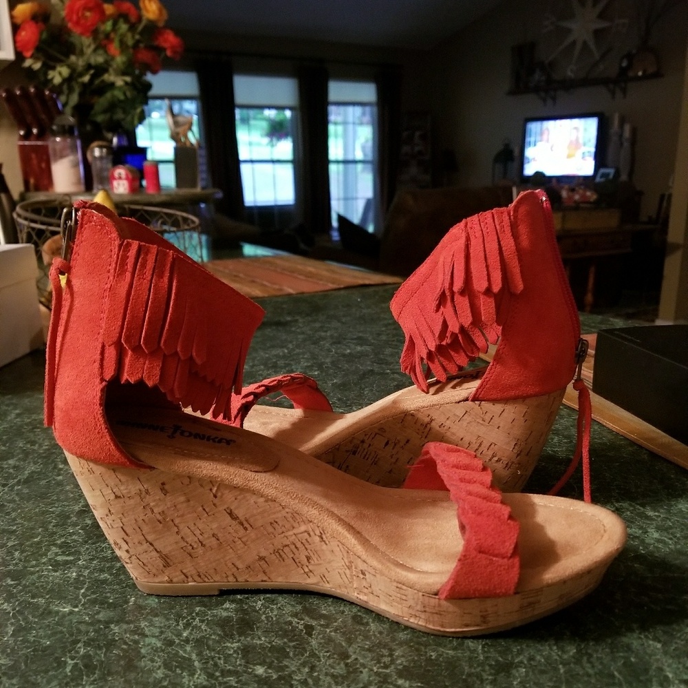 Minnetonka sandals wedges sz 9