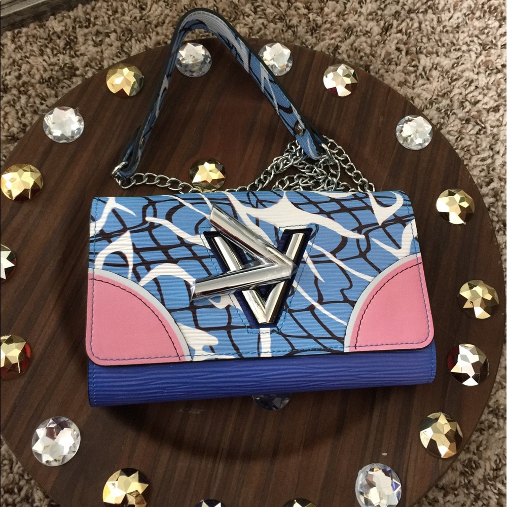 🆕 Twist Chain Wallet: Lux Look for Less! 💙