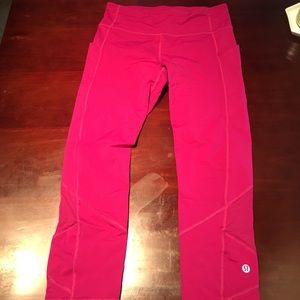 Lululemon fushia "Pace rival Crop"