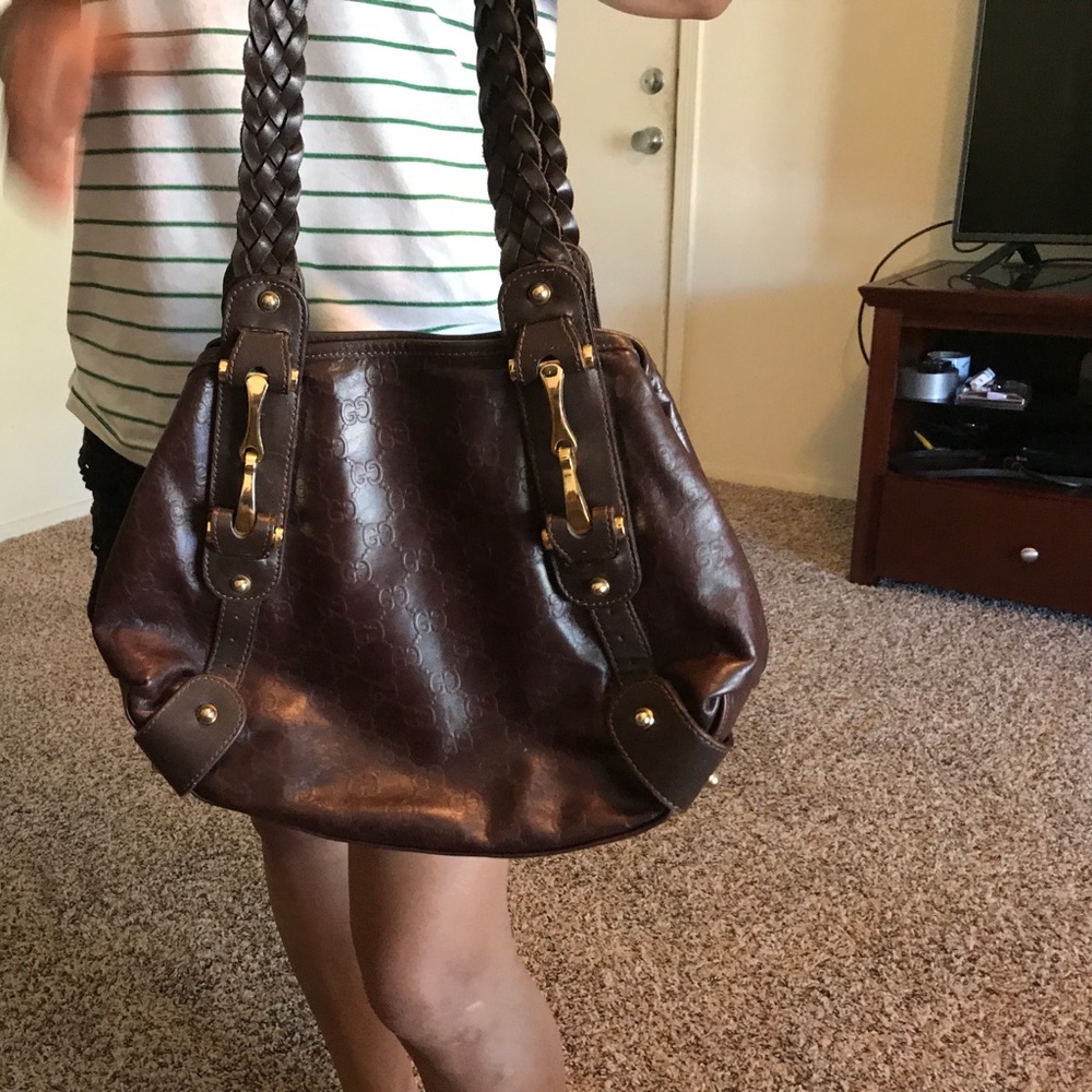 gucci handbag. i am not sure if it is authentic.