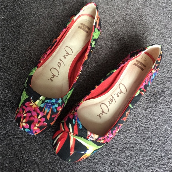 TOMS Shoes - Colorful Toms Ballet Flat Size 7