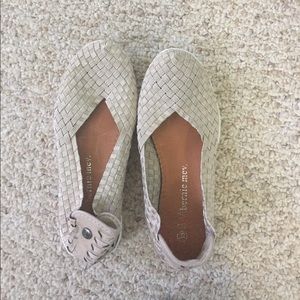 New Bernie Mev. Flats. Taupe/gold