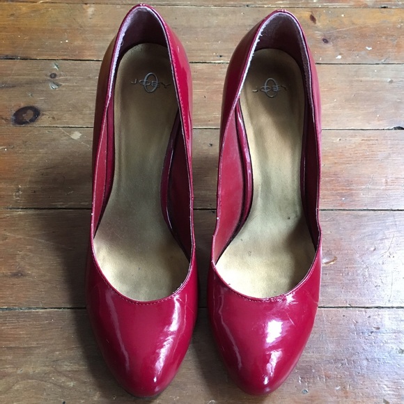 True red high heels - Picture 2 of 6