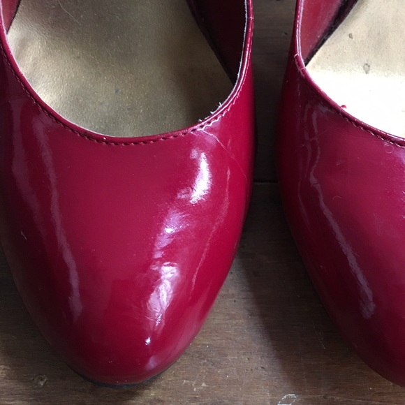 True red high heels - Picture 3 of 6