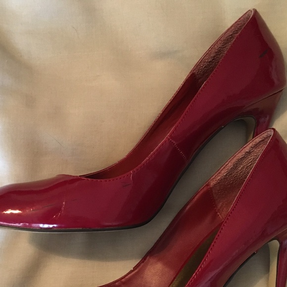 True red high heels - Picture 5 of 6