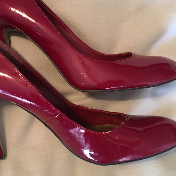 True red high heels - Picture 6 of 6