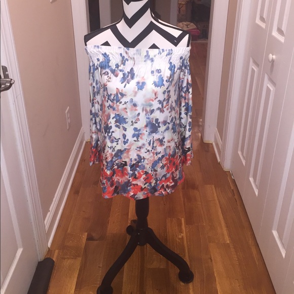 Summer Long sleeve Off the shoulder top. - Picture 7 of 8