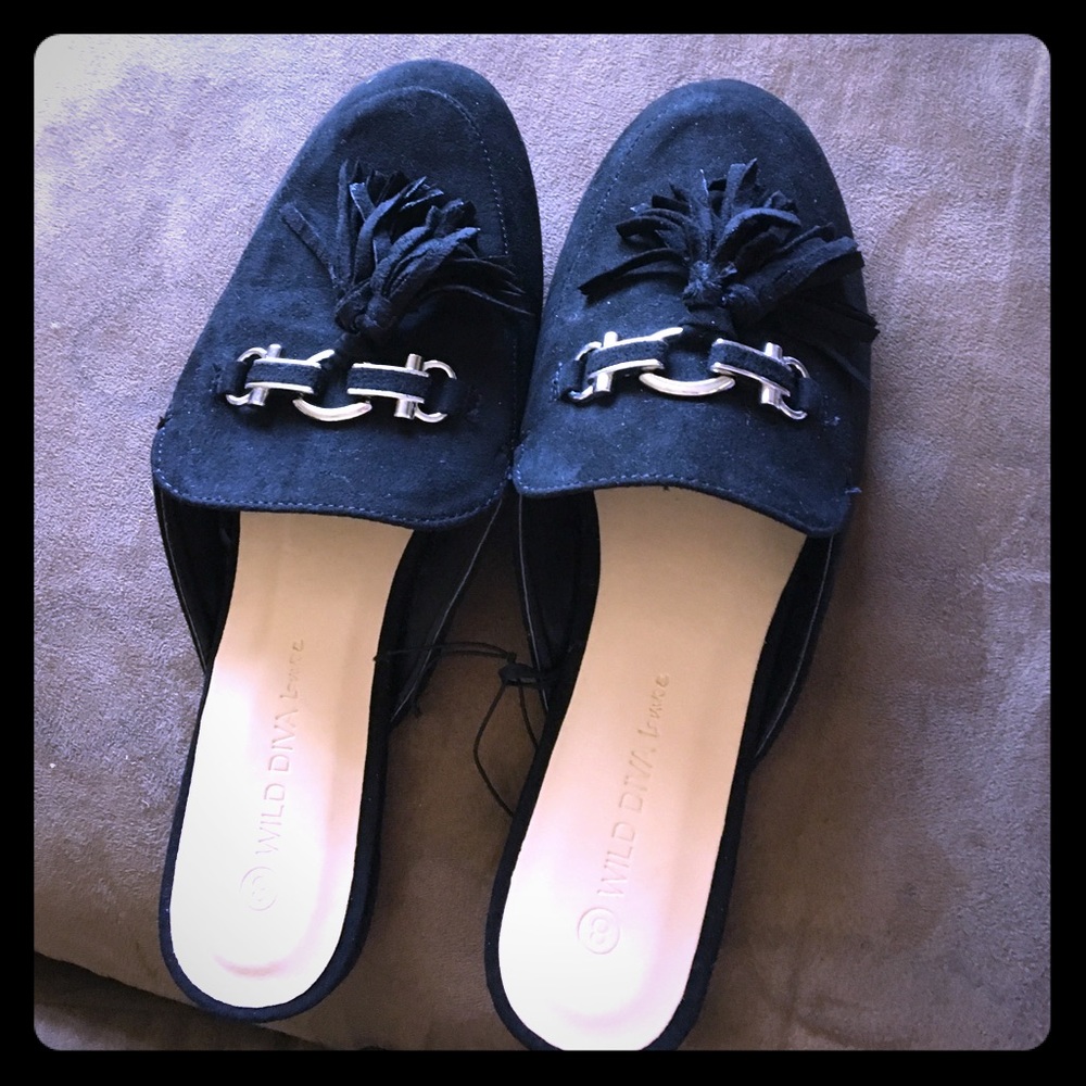 Black sueded flip flops 🆕🆕
