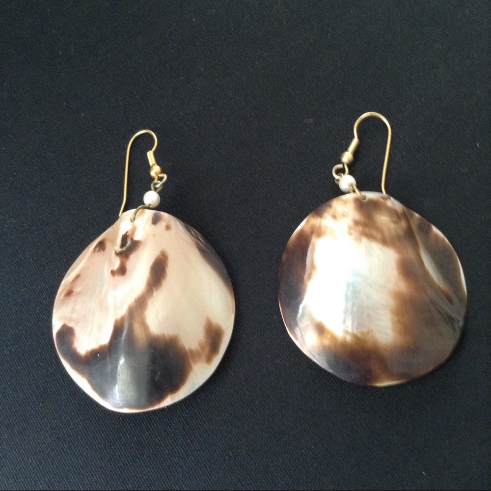 Vintage Large Round Shell Earrings - Picture 4 of 8