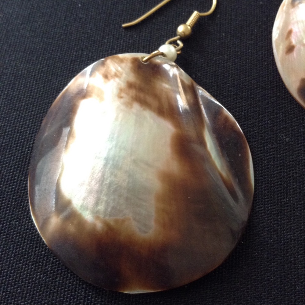 Vintage Large Round Shell Earrings - Picture 5 of 8