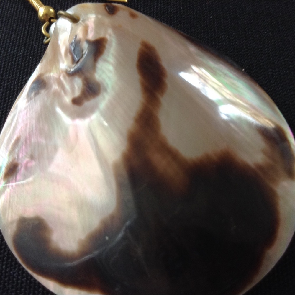 Vintage Large Round Shell Earrings - Picture 6 of 8